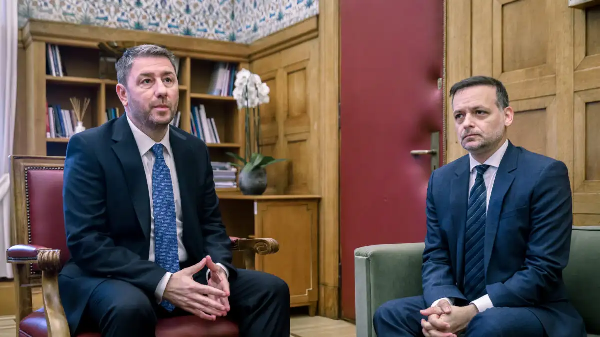 ΠΑΣΟΚ: Συνέδριο με «αγκάθια» – Η ρήτρα μη συνεργασίας με τη ΝΔ, το δημοψήφισμα και οι εσωκομματικές ισορροπίες