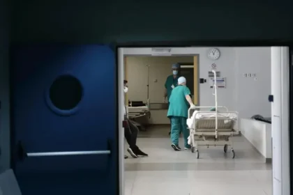 Τρεις θάνατοι από γρίπη και δύο από Covid την τελευταία εβδομάδα