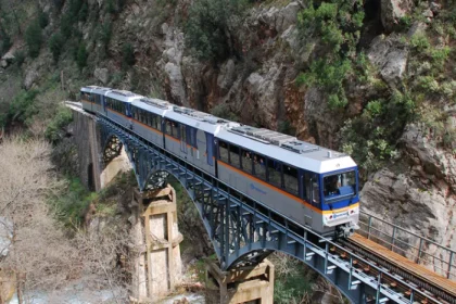 Καλάβρυτα: Στο Διακοπτό μεταφέρθηκαν οι 77 επιβάτες της αμαξοστοιχίας του Οδοντωτού που παρουσίασε βλάβη