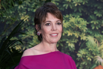 Η Ολίβια Κόλμαν λέει ότι νιώθει non-binary και πως λειτουργεί ως γκέι άντρας στη σχέση με τον σύζυγό της