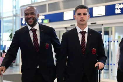 Μπάγερ Λεβερκούζεν – Ολυμπιακός: Αποθέωση της ερυθρόλευκης αποστολής στην Κολωνία και συνθήματα για Μεντιλίμπαρ