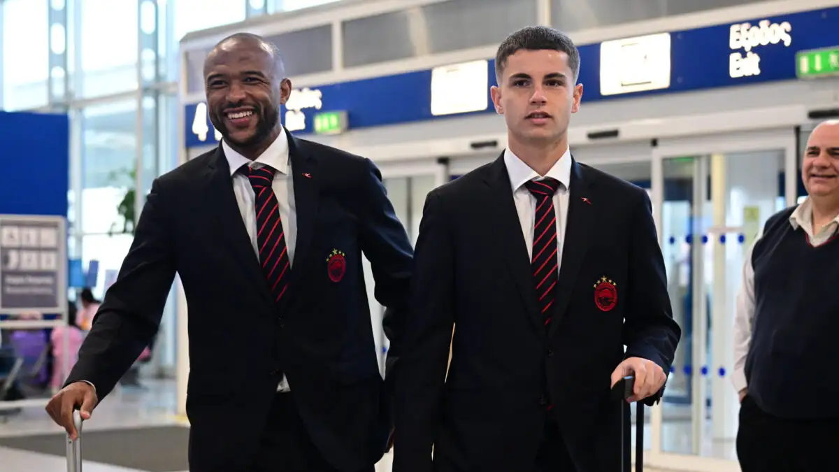 Μπάγερ Λεβερκούζεν – Ολυμπιακός: Αποθέωση της ερυθρόλευκης αποστολής στην Κολωνία και συνθήματα για Μεντιλίμπαρ