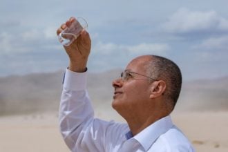 Νομπελίστας εφηύρε μηχανή που συλλέγει νερό από ξηρό αέρα