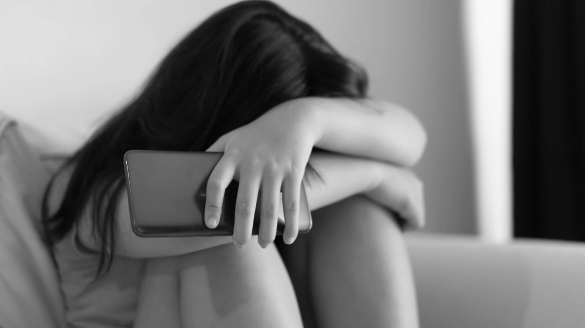 Στοιχεία σοκ για την παιδική σεξουαλική κακοποίηση στο διαδίκτυο το 2025, αύξηση ρεκόρ στις καταγγελίες