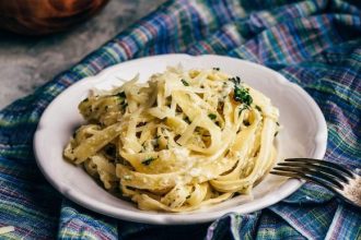 Ζυμαρικά Alfredo με γιαούρτι