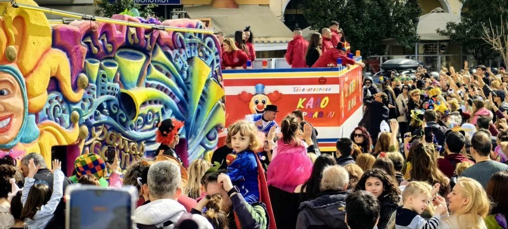 Πατρινό Καρναβάλι 2026: Σοκολατοπόλεμος και στρατηγοί έκλεψαν τις εντυπώσεις! (ΦΩΤΟ)