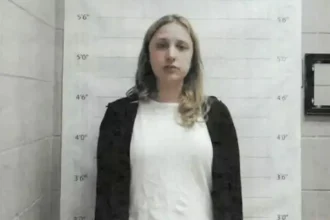 Καθηγήτρια Βιολογίας σε λύκειο θηλέων στις ΗΠΑ συνελήφθη και απολύθηκε γιατί έκανε σεξ με μαθήτριά της