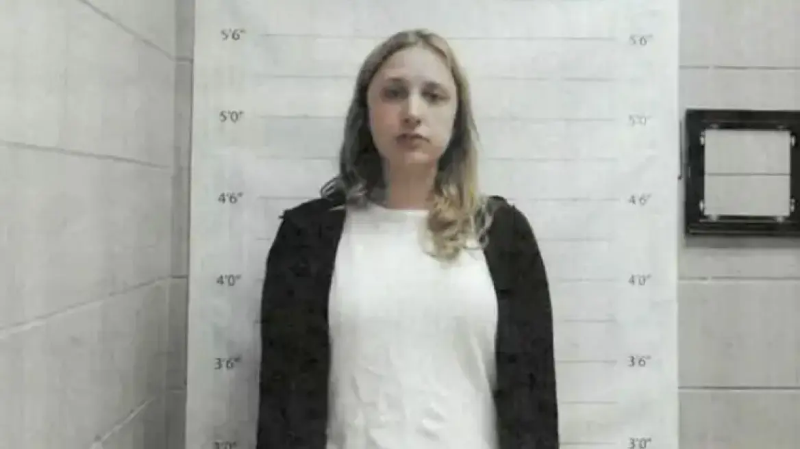 Καθηγήτρια Βιολογίας σε λύκειο θηλέων στις ΗΠΑ συνελήφθη και απολύθηκε γιατί έκανε σεξ με μαθήτριά της