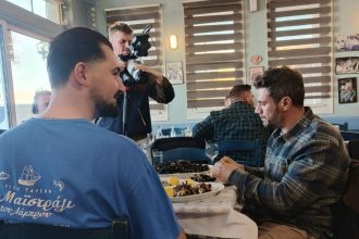 Σε ταβέρνα στην Βόνιτσα o Άκης Πετρετζίκης