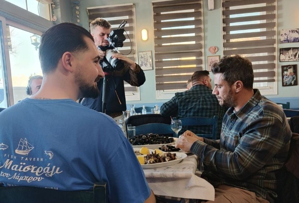 Σε ταβέρνα στην Βόνιτσα o Άκης Πετρετζίκης