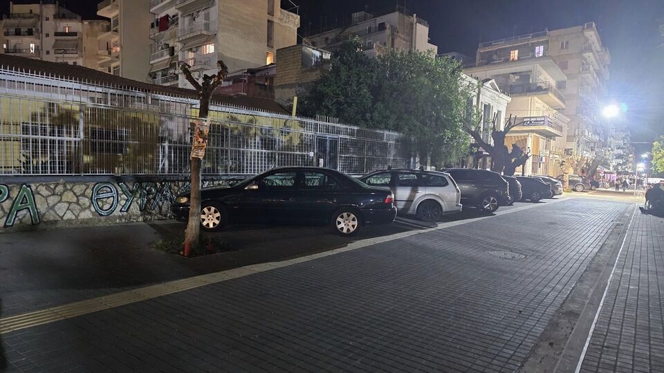 Πάτρα: Απαράδεκτες εικόνες στους πεζόδρομους - Έχουν μετατραπεί σε απέραντα πάρκινγκ - ΦΩΤΟ