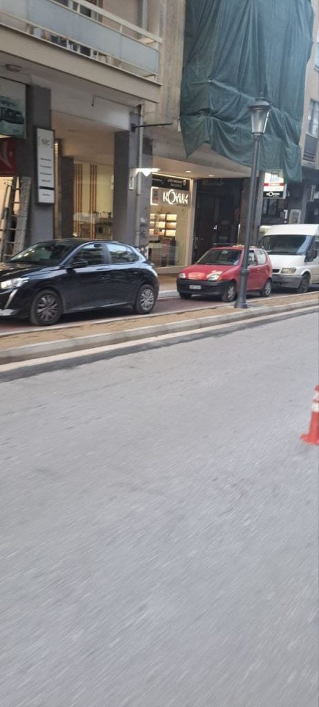 Πάτρα: Απαράδεκτες εικόνες στους πεζόδρομους - Έχουν μετατραπεί σε απέραντα πάρκινγκ - ΦΩΤΟ