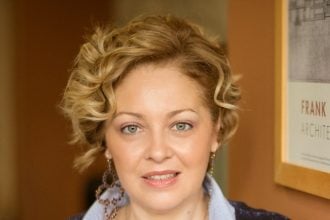 Το Παράδοξο της «Πράσινης» Ελλάδας: Φωτοβολταϊκά που Σκουριάζουν στις Στέγες