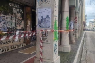 Απίστευτο: Έκοψαν ξανά τις κορδέλες από το κτίριο στο κέντρο της Πάτρας που καταρρέει