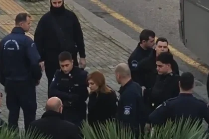 Η Ρούλα Πισπιρίγκου έφτασε υποβασταζόμενη και κρατώντας μπαστούνι στο Εφετείο στη δίκη για τους θανάτους Ίριδας και Μαλένας