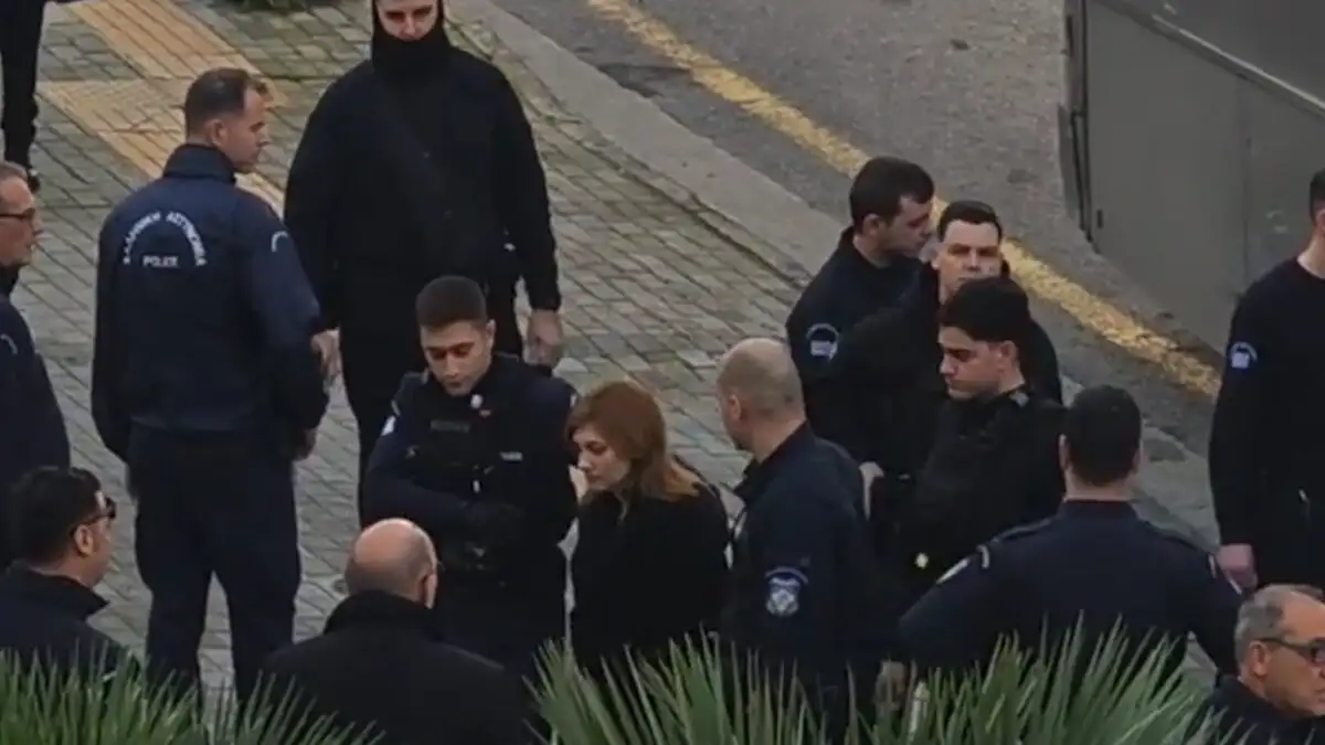 Η Ρούλα Πισπιρίγκου έφτασε υποβασταζόμενη και κρατώντας μπαστούνι στο Εφετείο στη δίκη για τους θανάτους Ίριδας και Μαλένας