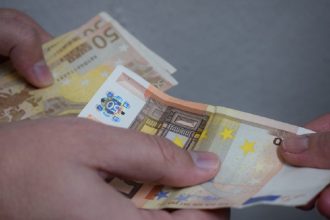 Ποιοι θα δουν χρήματα στους λογαριασμούς τους σήμερα