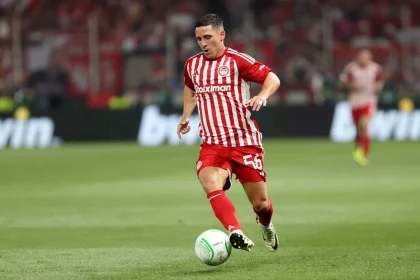 Πειθαρχική δίωξη σε Ποντένσε και Ολυμπιακό για το περιστατικό με την ομπρέλα στο ντέρμπι με την ΑΕΚ