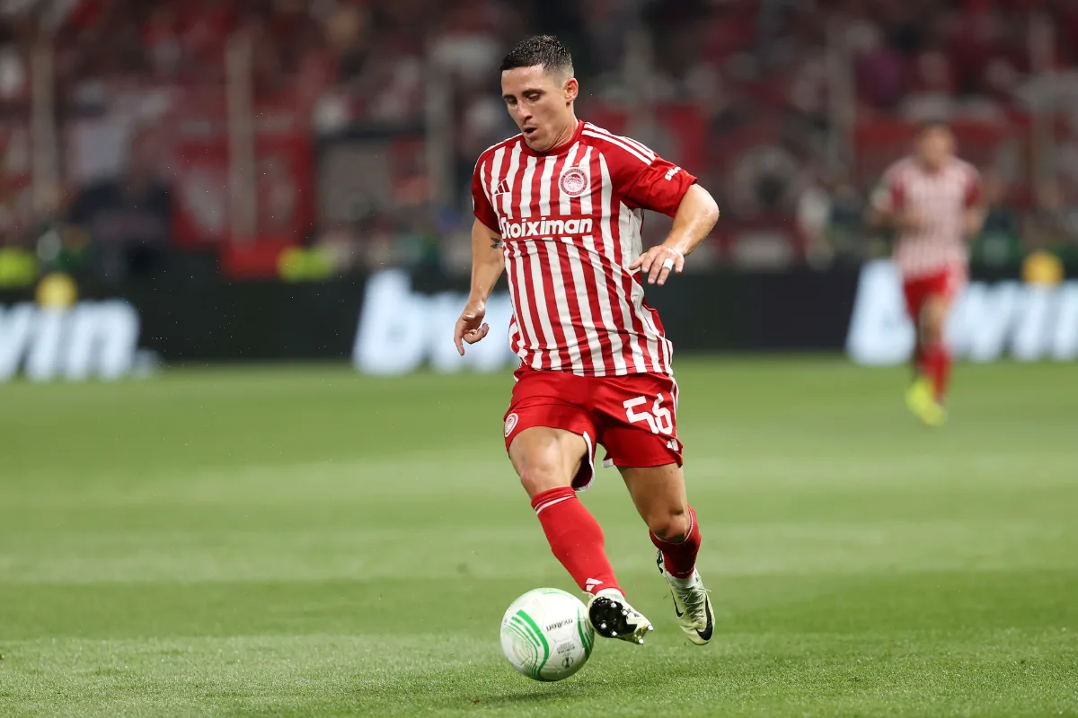 Πειθαρχική δίωξη σε Ποντένσε και Ολυμπιακό για το περιστατικό με την ομπρέλα στο ντέρμπι με την ΑΕΚ