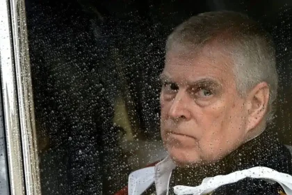 Ο πρώην πρίγκιπας Άντριου φέρεται να παρέδωσε απόρρητα οικονομικά έγγραφα στον Τζέφρι Επστάιν - «Σε στενή επαφή» εισαγγελία και αστυνομία