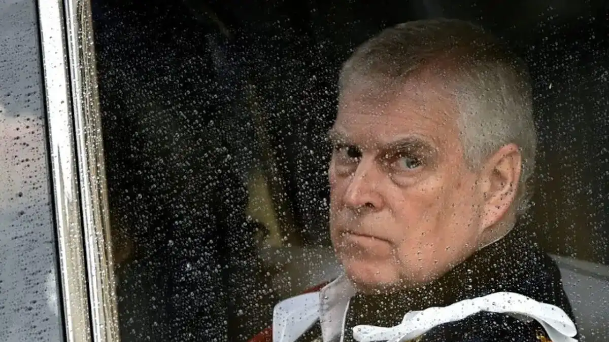 Ο πρώην πρίγκιπας Άντριου φέρεται να παρέδωσε απόρρητα οικονομικά έγγραφα στον Τζέφρι Επστάιν - «Σε στενή επαφή» εισαγγελία και αστυνομία