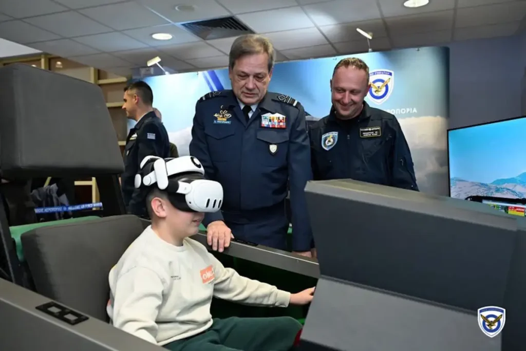 Πολεμική Αεροπορία: Παιδιά έγιναν «πιλότοι» F-16 και F-35 με προσομοιωτές και Εικονική Πραγματικότητα στην Πάτρα (ΦΩΤΟ)