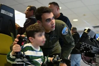 Πολεμική Αεροπορία: Παιδιά έγιναν «πιλότοι» F-16 και F-35 με προσομοιωτές και Εικονική Πραγματικότητα στην Πάτρα (ΦΩΤΟ)