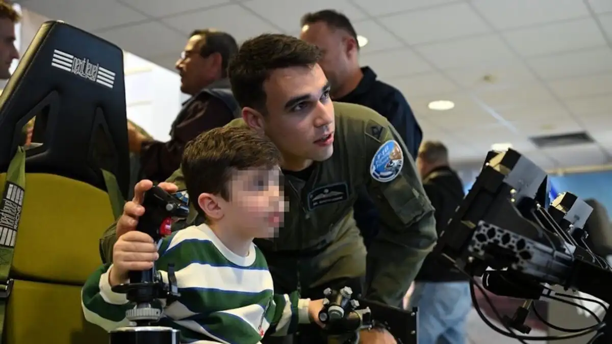 Πολεμική Αεροπορία: Παιδιά έγιναν «πιλότοι» F-16 και F-35 με προσομοιωτές και Εικονική Πραγματικότητα στην Πάτρα (ΦΩΤΟ)