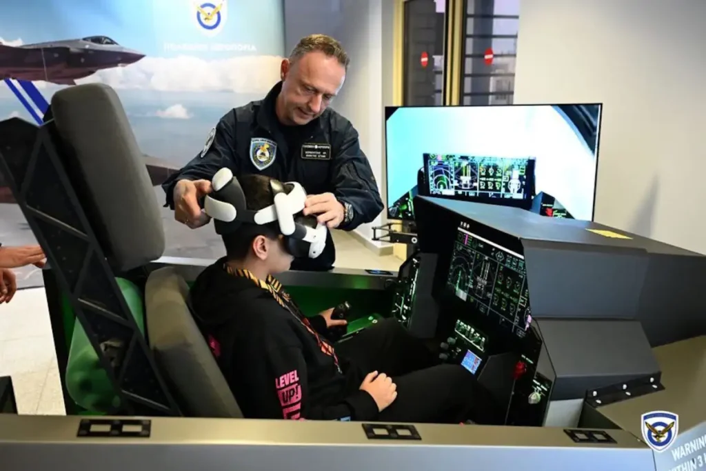 Πολεμική Αεροπορία: Παιδιά έγιναν «πιλότοι» F-16 και F-35 με προσομοιωτές και Εικονική Πραγματικότητα στην Πάτρα (ΦΩΤΟ)