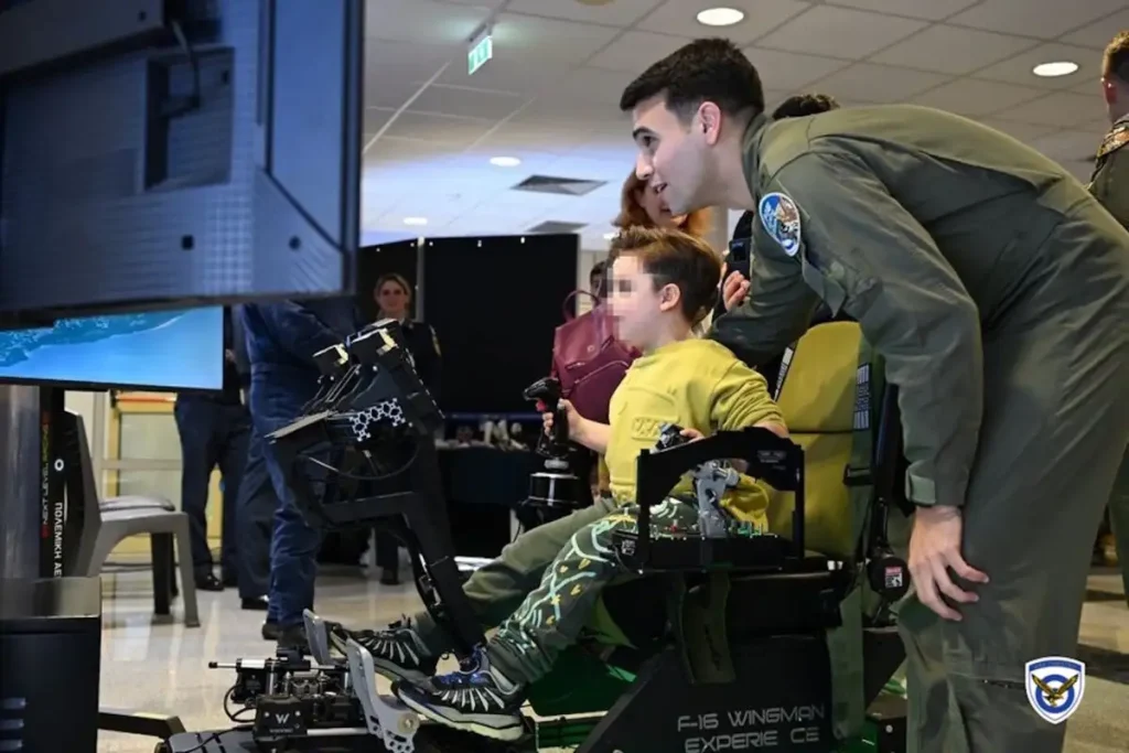 Πολεμική Αεροπορία: Παιδιά έγιναν «πιλότοι» F-16 και F-35 με προσομοιωτές και Εικονική Πραγματικότητα στην Πάτρα (ΦΩΤΟ)