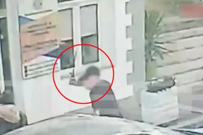 Πύλος: «Το παραδέχομαι ότι τον χτύπησα, δεν είναι λύση» λέει ο νεαρός που χτύπησε με γκλοπ τον κουρέα