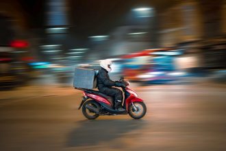 Πανελλαδική απεργία των διανομέων της efood ανήμερα της Τσικνοπέμπτης