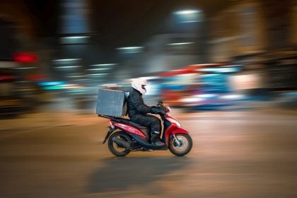 Πανελλαδική απεργία των διανομέων της efood ανήμερα της Τσικνοπέμπτης