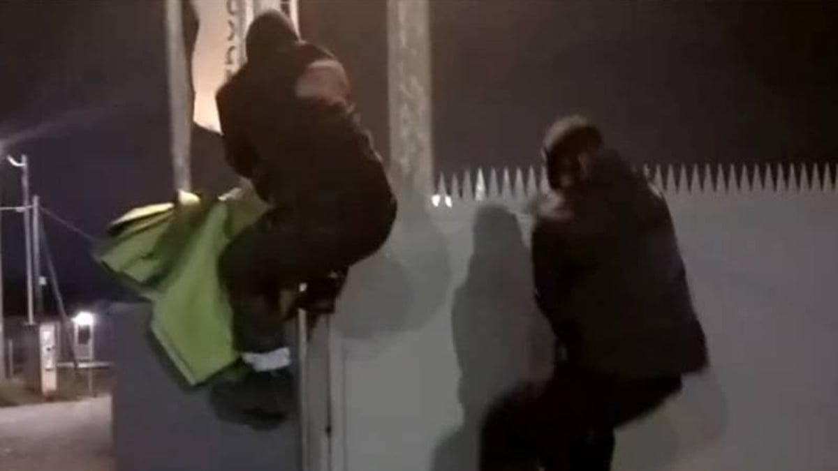 Βιολάντα: Επίθεση του Ρουβίκωνα με βαριοπούλες στα κεντρικά γραφεία της εταιρίας ΒΙΝΤΕΟ