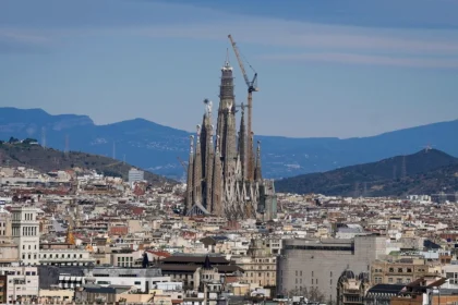 Μετά από 144 χρόνια εργασιών τοποθετήθηκε το τελευταίο κομμάτι της Σαγράδα Φαμίλια: Τι απομένει για την ολοκλήρωσή της