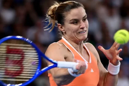 Πάλεψε αλλά έμεινε εκτός τελικού στη Ντόχα η Σάκκαρη, ηττήθηκε 2-1 σετ από την Μούχοβα