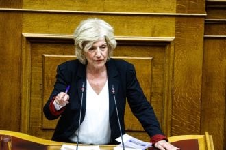 Σία Αναγνωστοπούλου: Οι οριζόντιες μαζικές διαγραφές των φοιτητών είναι «τιμωρητικές» και ταξικά μεροληπτικές