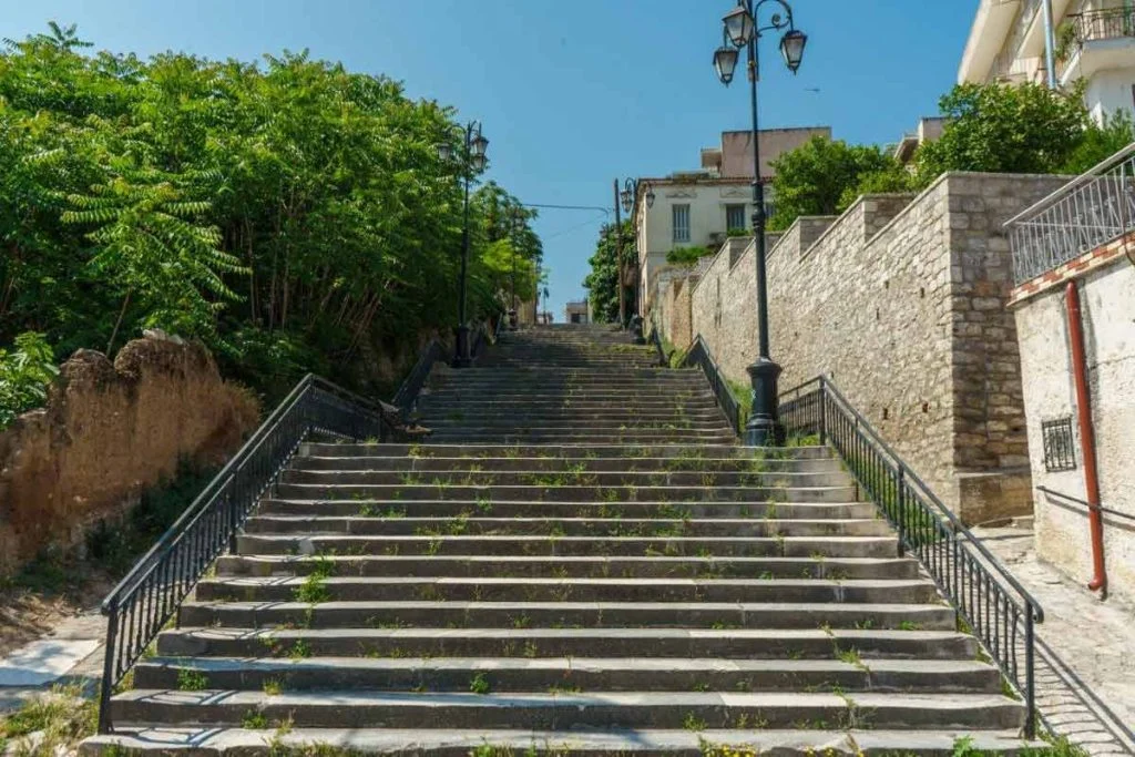 Αίγιο: Μεταφέρθηκε ξημερώματα στα δικαστήρια ο 47χρονος που πυροβόλησε 4 παιδιά, για την αποφυγή επεισοδίων