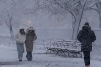 Η Νέα Υόρκη θάφτηκε στο χιόνι: Έφτασε τα 50 εκατοστά, απαγόρευση κυκλοφορίας - Δείτε βίντεο