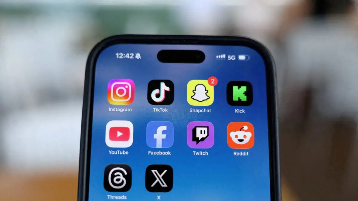 Έρχεται «μπλόκο» στα social media για παιδιά έως 15 ετών