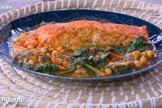 Σολομός με ρεβύθια, σπανάκι και κάρι