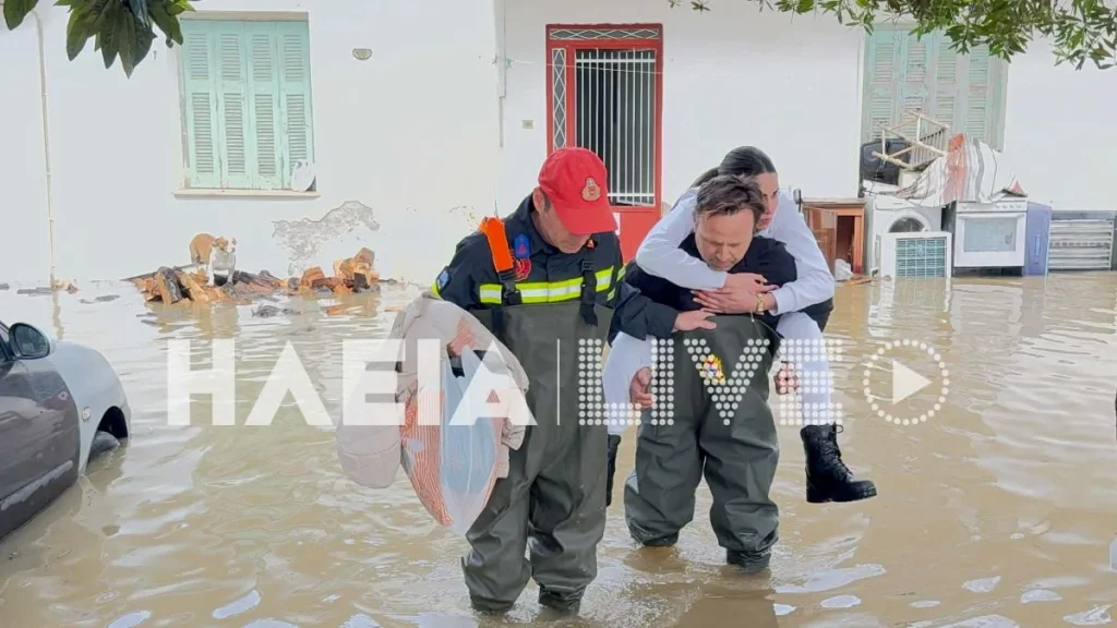 Σοβαρά προβλήματα από την ισχυρή νεροποντή στον Πύργο: Πλημμύρισαν σπίτια, πυροσβέστες κουβαλούν κατοίκους στα χέρια (ΦΩΤΟ - ΒΙΝΤΕΟ)