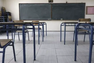 Τρικαλινή γιαγιά προσήχθη γιατί επιτέθηκε στον διευθυντή του σχολείου του εγγονού της, επειδή δεν της άρεσαν οι βαθμοί