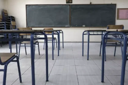 Τρικαλινή γιαγιά προσήχθη γιατί επιτέθηκε στον διευθυντή του σχολείου του εγγονού της, επειδή δεν της άρεσαν οι βαθμοί