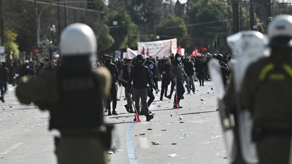 Τέμπη: Επεισόδια μετά τo συλλαλητήριο στο Σύνταγμα - Πετροπόλεμος και χημικά μεταξύ κουκουλοφόρων και αστυνομίας (ΦΩΤΟ-ΒΙΝΤΕΟ)