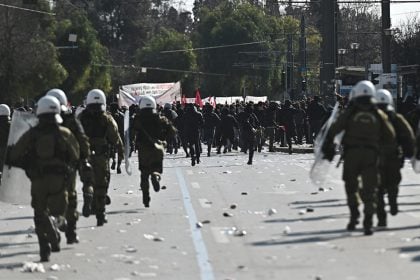 Τέμπη: Επεισόδια μετά τo συλλαλητήριο στο Σύνταγμα - Πετροπόλεμος και χημικά μεταξύ κουκουλοφόρων και αστυνομίας