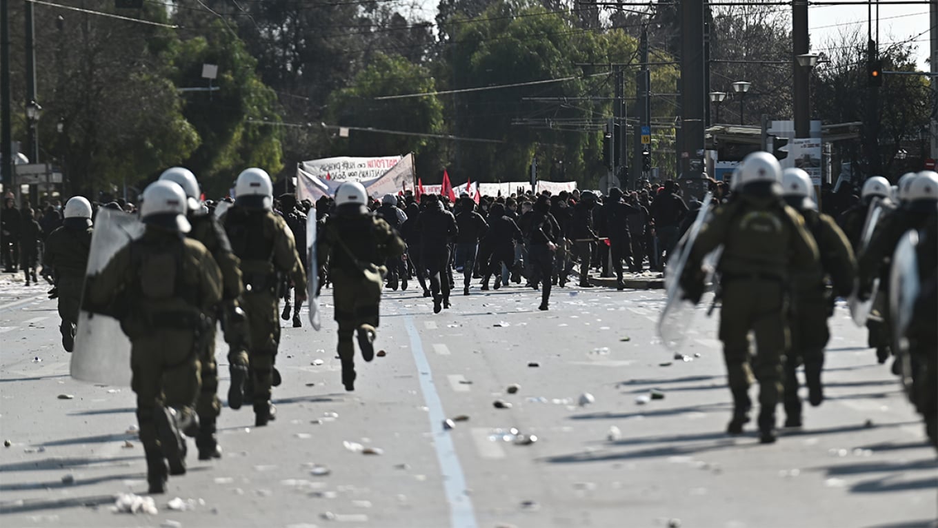Τέμπη: Επεισόδια μετά τo συλλαλητήριο στο Σύνταγμα - Πετροπόλεμος και χημικά μεταξύ κουκουλοφόρων και αστυνομίας (ΦΩΤΟ-ΒΙΝΤΕΟ)
