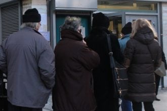 Συντάξεις Μαρτίου 2026: Ξεκινούν οι πληρωμές σε 2,5 εκατ. συνταξιούχους – Ποιοι βλέπουν πρώτοι λεφτά
