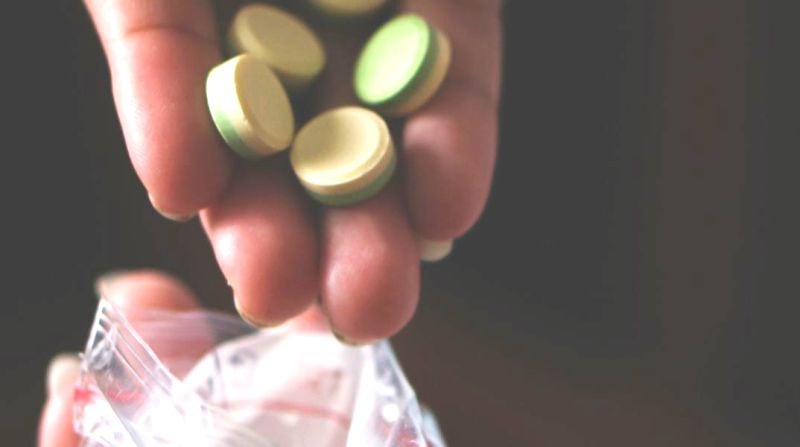 Πάτρα: "Τσίμπησαν" 20χρονους διακινητές ναρκωτικών - Θα "έσπρωχναν" στο Καρναβάλι μέχρι και Εcstasy - "Trump"...