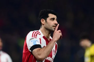 ΑΕΚ – Ολυμπιακός 1-1: Ισοπαλία στο ντέρμπι της Νέας Φιλαδέλφειας με πέναλτι του Ταρέμι στο 90+16′